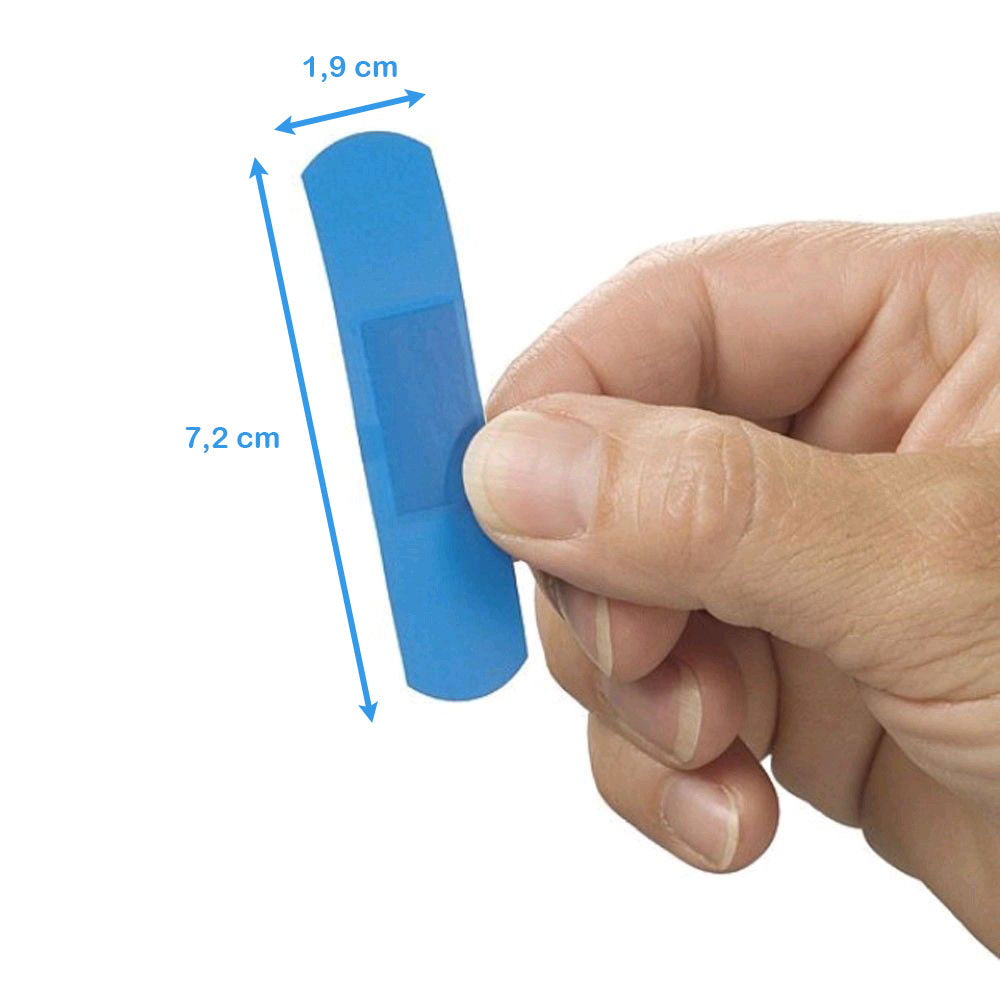 Blaue Pflasterstrippe mit Maßangaben, von Hand gehalten