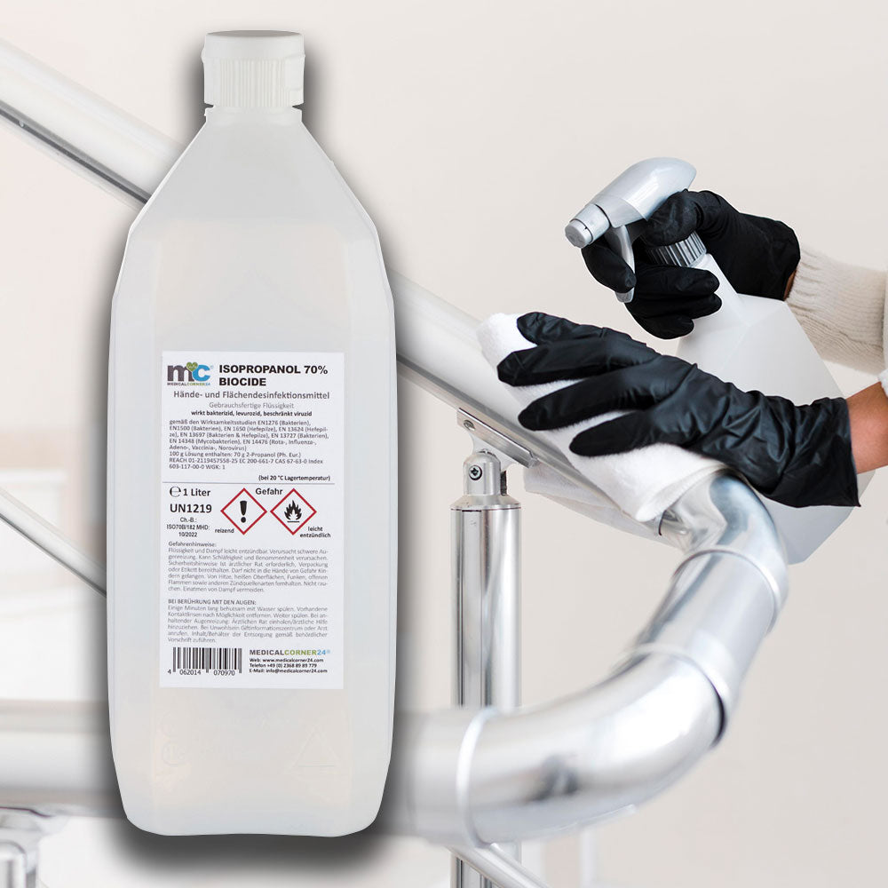 1-l Desinfektionsmittel-Flasche; schwarze Handschuhe sprühen auf die Arbeitsfläche