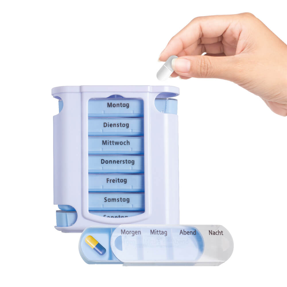 7-Tage-Tablettenbox von Lifemed, geöffnete Fächer mit Wochentagen und Kapsel