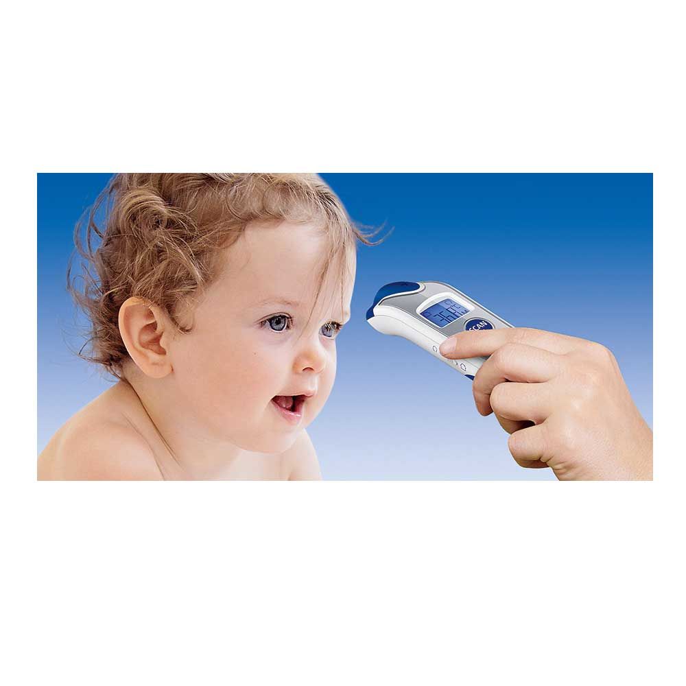 Kontaktloses Infrarot-Thermometer für Babys, blau-weiß, wird am Ohr eines Kindes eingesetzt