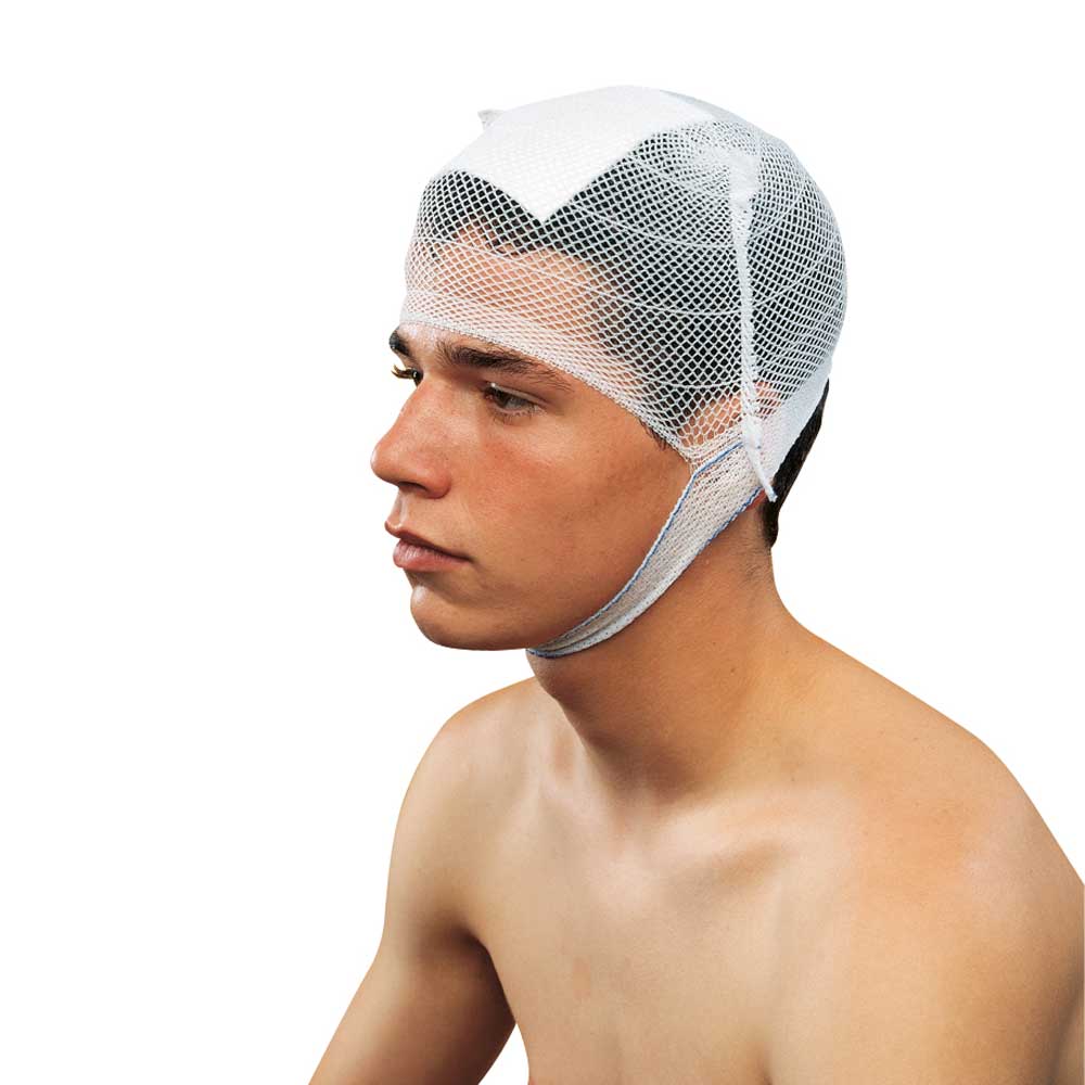 Kopfbandage aus weißem Netzgewebe, eng anliegend am Kopf, Kanten am Nacken sichtbar