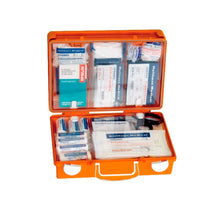 Holthaus Medical SAN Erste-Hilfe-Koffer, geöffnet: orange Koffer mit gefüllten Fächern