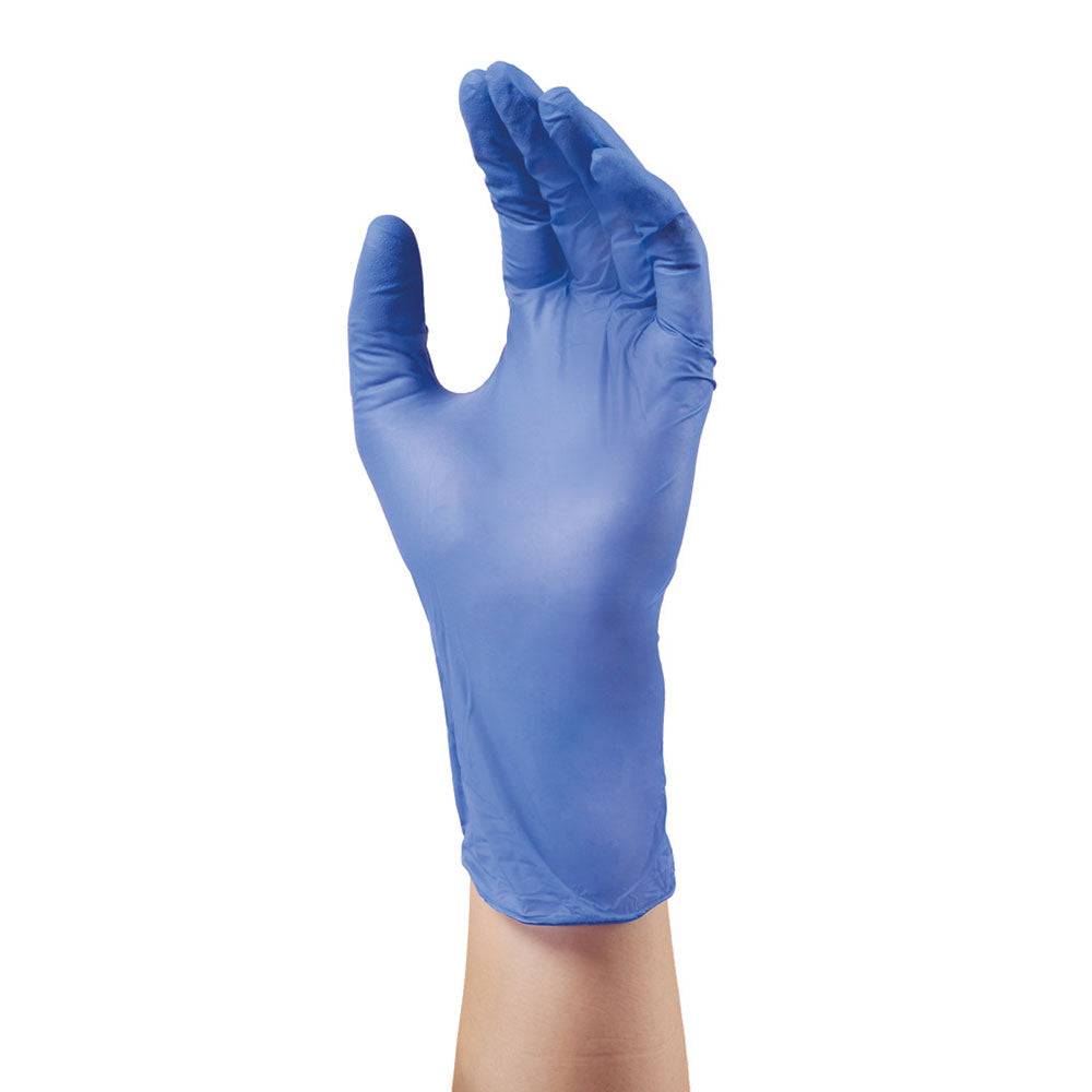 Blauer Einmal-Nitrilhandschuh an einer Hand, Fingertips und Handrücken sichtbar