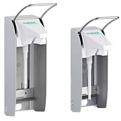 Wandspender Plus mit geöffneter Klappe und eingesetztem Dosierrohr