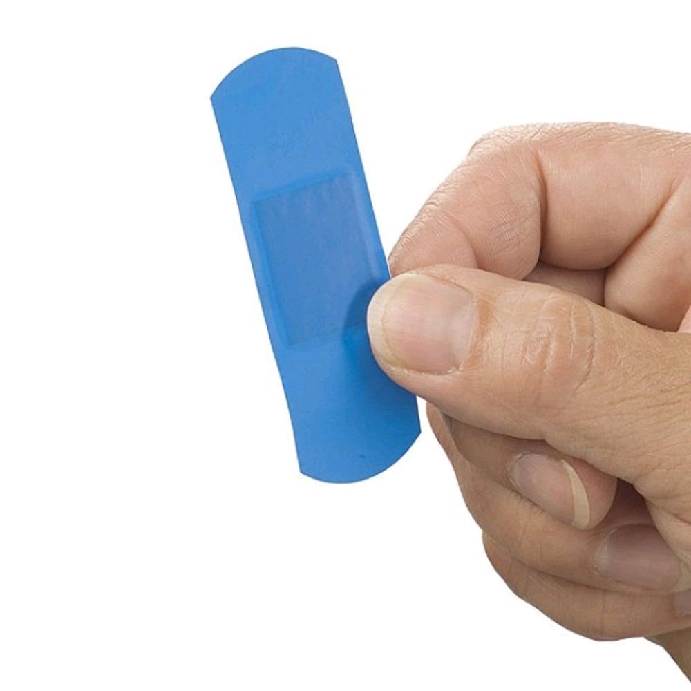 Blauer Pflasterstreifen für Erkennung, vom Fingergriff einer Hand dargestellt