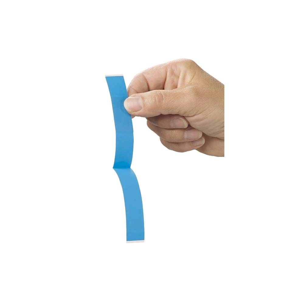 Blaues detektierbares Fingerpflaster am Finger, leicht gebogener Klebestreifen