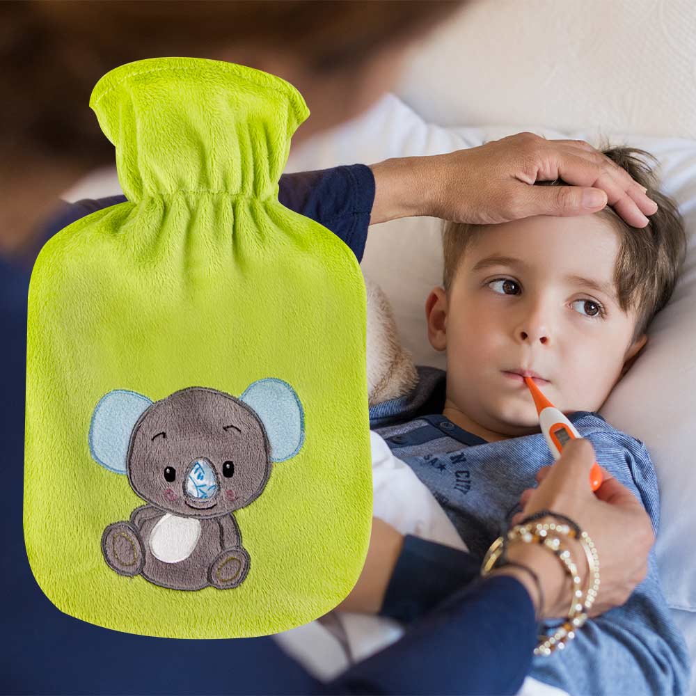 Wärmflasche mit Velourbezug in Grün mit Koala-Motiv neben Kind