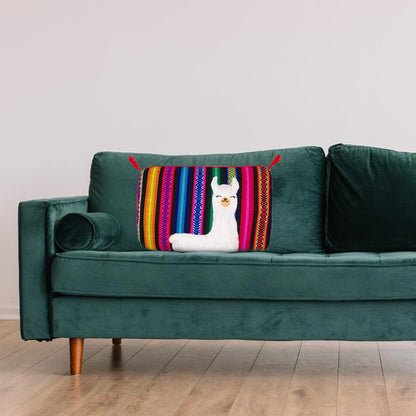 Wärmflasche mit gestreiftem Webstoffbezug und Katzenmotiv, auf dunkelgrünem Sofa