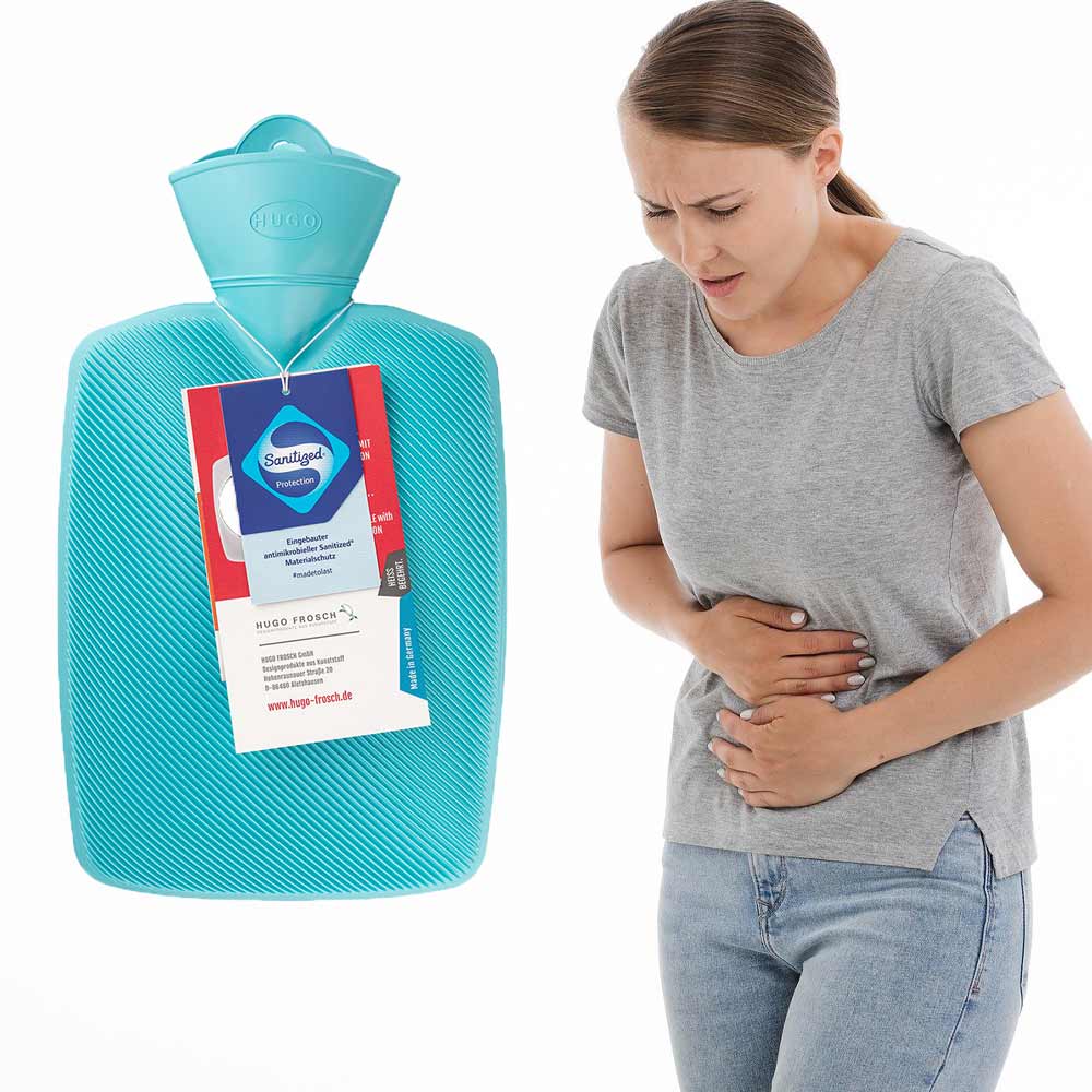 Türkisfarbene Wärmflasche neben Frau, Hand am Bauch, mit Halblamelle