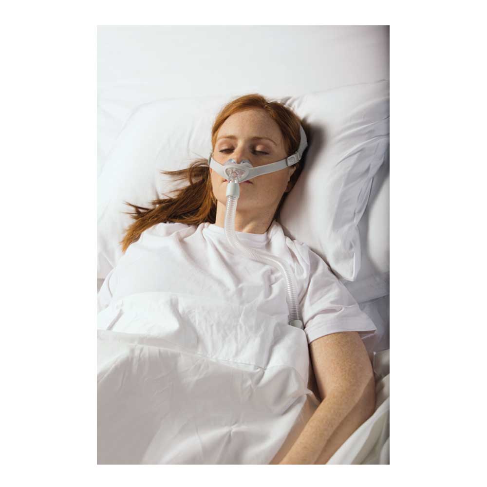 CPAP-Nasenmaske mit Gelkissen am Gesicht, Schlauch am Mundbereich