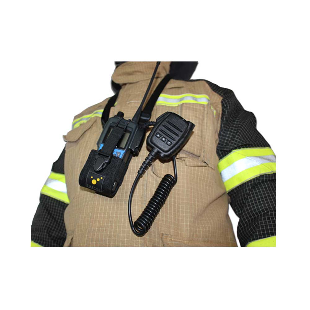 Gepolstertes Funkgeräteholster an Einsatzweste mit Funkgerät und Kabel