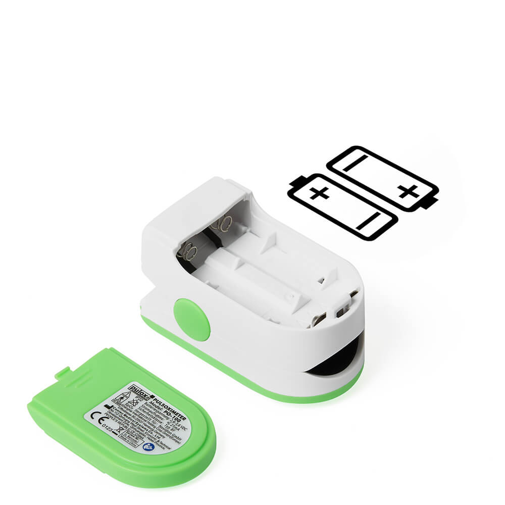 Finger-Pulsoximeter mit geöffnetem Batteriefach und eingelegter Abdeckung