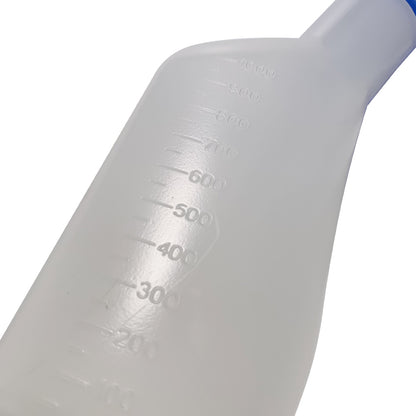 Transparente Flasche mit gut sichtbarer Messskala und Füllstandsmarkierungen