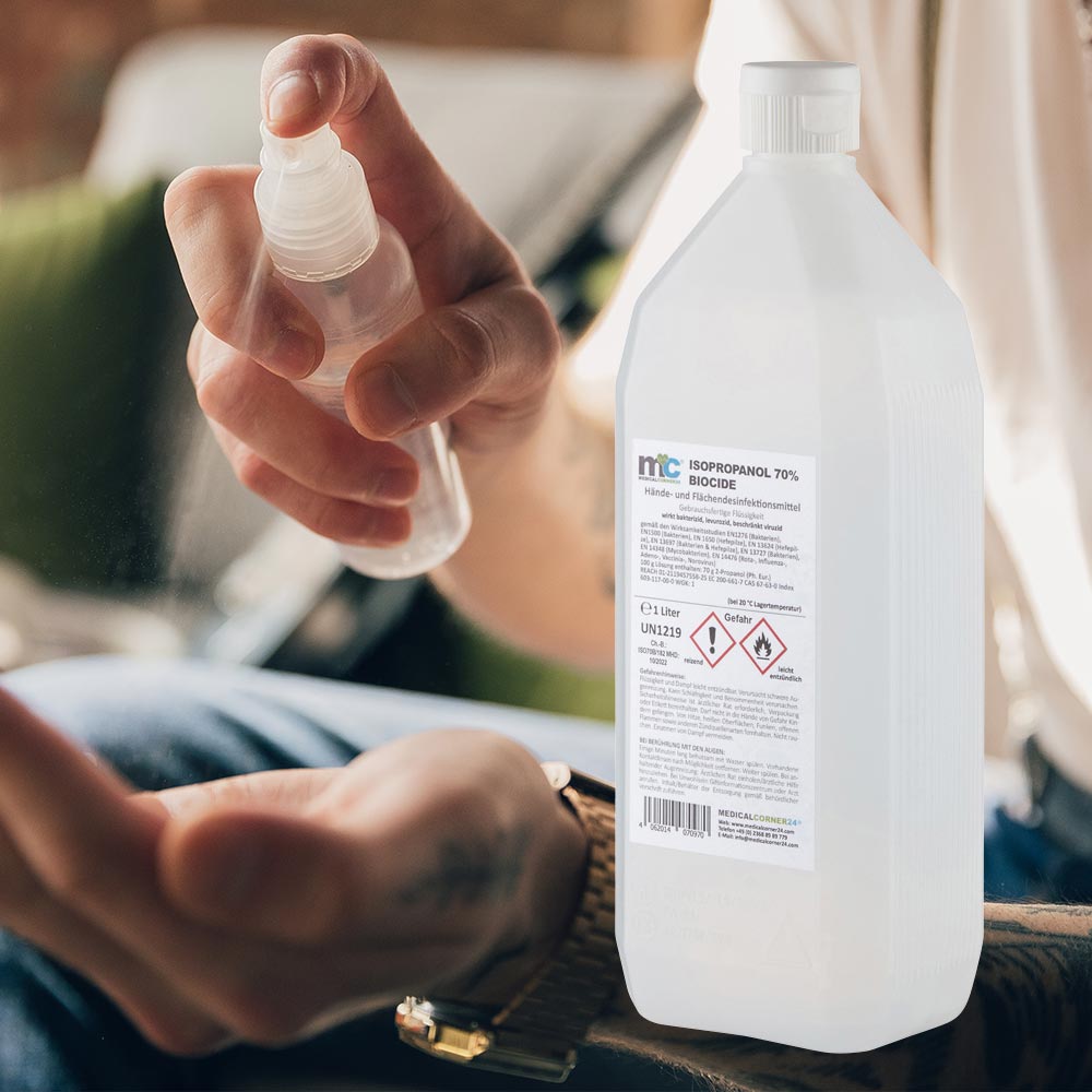 Desinfektionsmittel-Flasche mit Sprühkopf; Hand hält die Sprühdüse