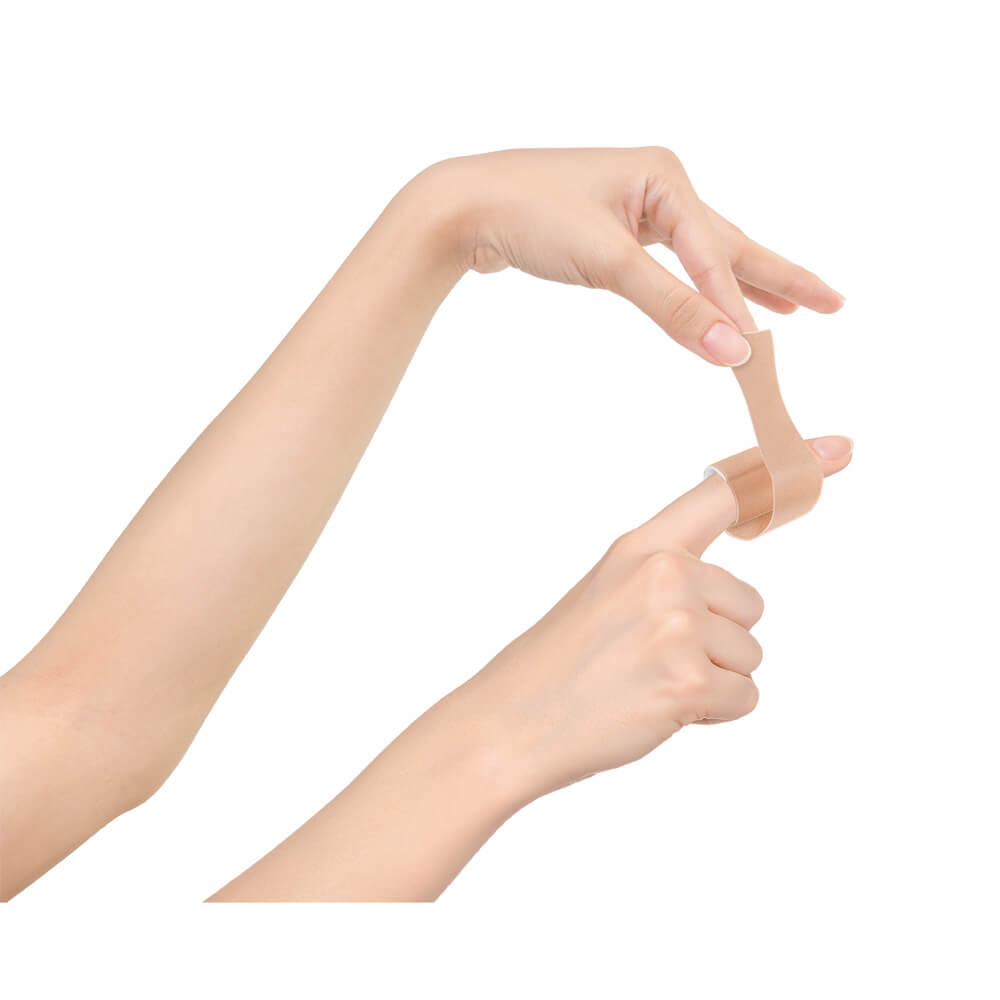 Beige Fingerpflaster (Fingerstrips) auf den Fingern, flexible Hautschutzstreifen