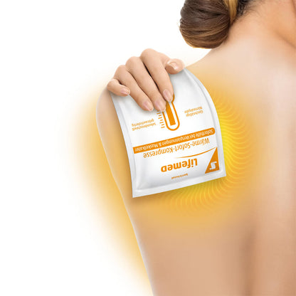Wärme-Sofort-Kompresse von Lifemed® auf Schulter, Beutel in Hand