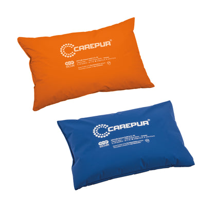 Universalkissen in Orange und Blau, jeweils mit CAREPUR-Logo